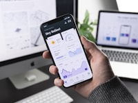 笔记本电脑屏幕上显示TVT体育官方网站首页